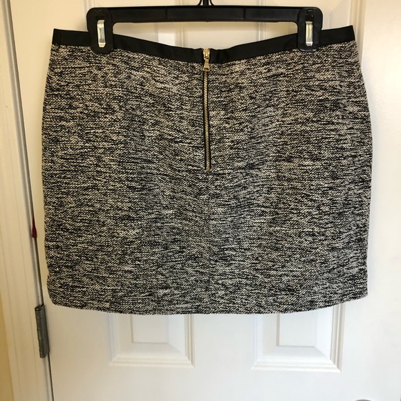 Express mini skirt with zipper detail - Picture 2 of 4